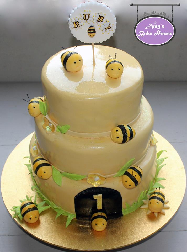 Chocolate Mud Cake With A Honey Bee Theme Amy S Bake House