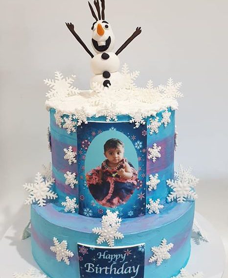 ‘Frozen’ Themed Vanilla Cake