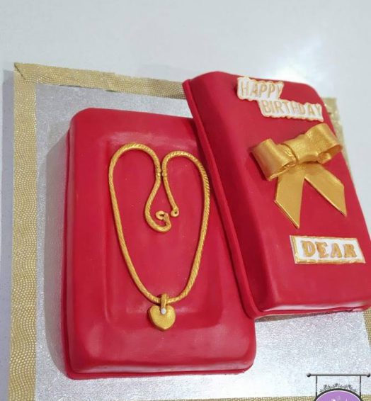 Edible Gold Necklace Gift Box Cake